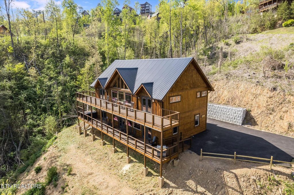 Photo of 201 Laurel Oaks Way, Gatlinburg, TN 37738 (MLS # 1304390)