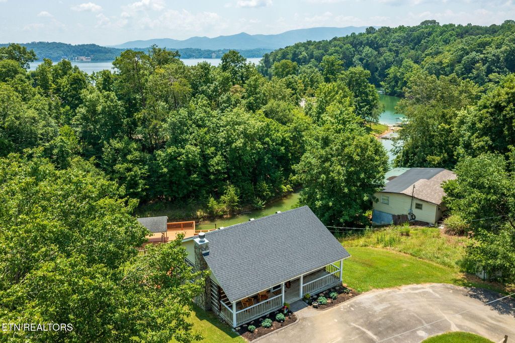Photo of 922 Campfire Point, Dandridge, TN 37725 (MLS # 1305982)