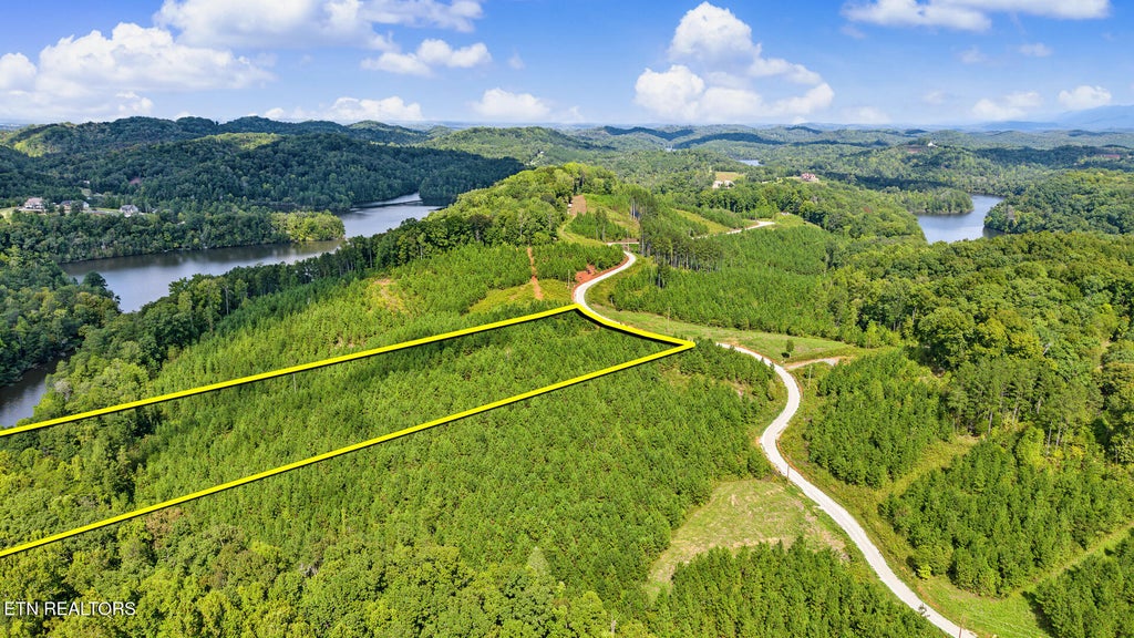 Photo of 2067 Winding Trail Trl, Vonore, TN 37885 (MLS # 1357061)