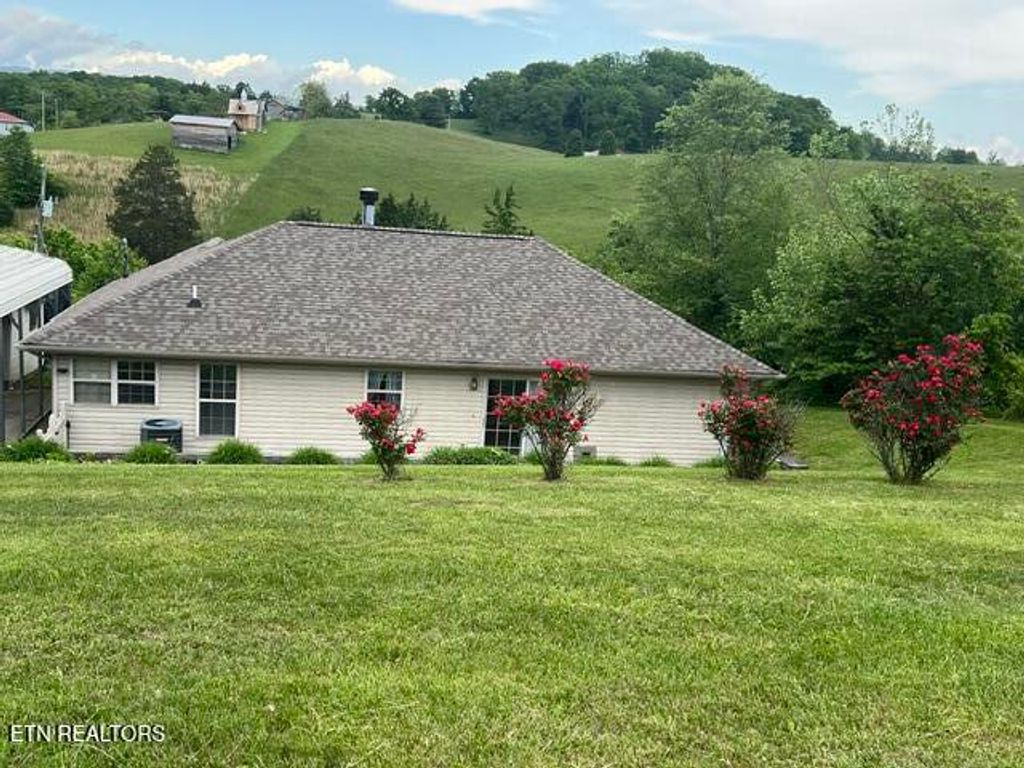 Photo of 129 Norfolk Circle, Harrogate, TN 37752 (MLS # 1326530)
