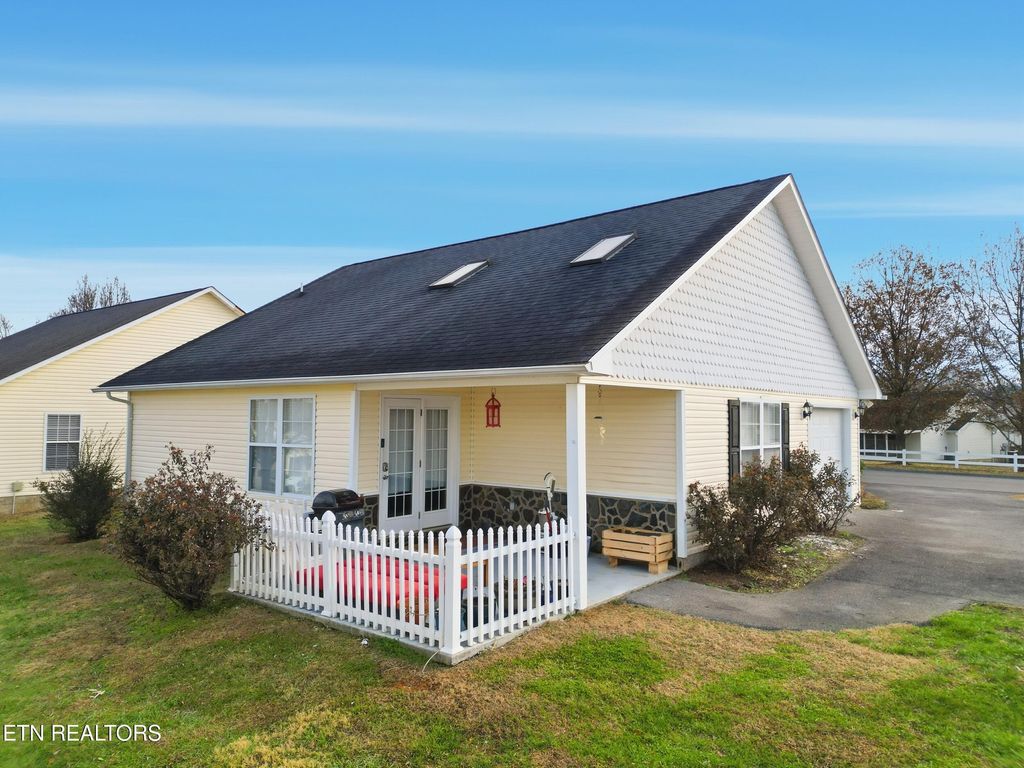 Photo of 1842 Country Meadows Drive, Sevierville, TN 37862 (MLS # 1328677)