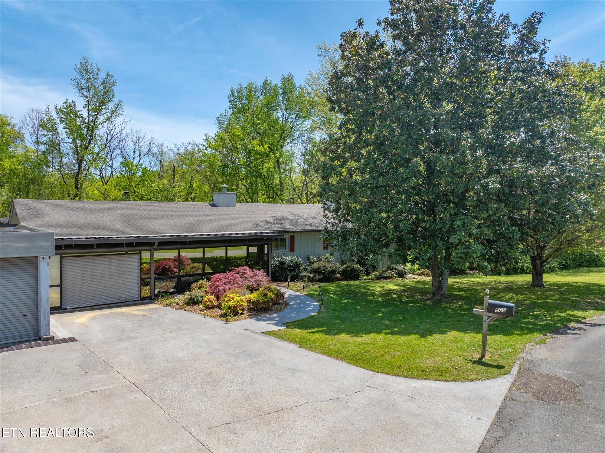 565 Hillcrest Circle