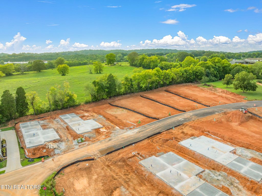 Photo of 924 Stratford Avenue, Sweetwater, TN 37874 (MLS # 1314027)