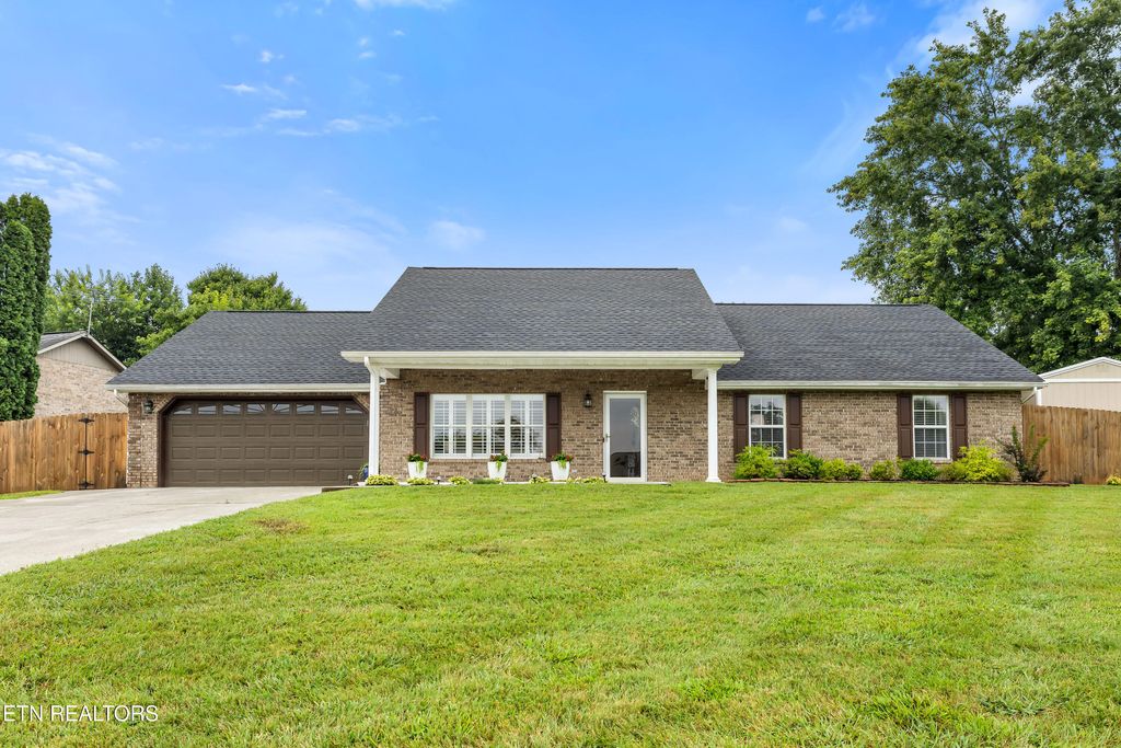 Photo of 1227 Edinburgh Drive, Maryville, TN 37803 (MLS # 1349030)
