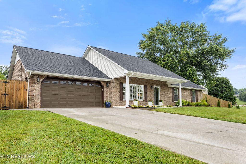 Photo of 1227 Edinburgh Drive, Maryville, TN 37803 (MLS # 1349030)