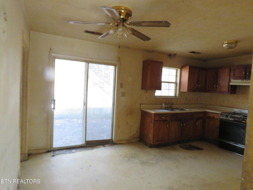 Photo of 146 Park Place, Harriman, TN 37748 (MLS # 1323263)