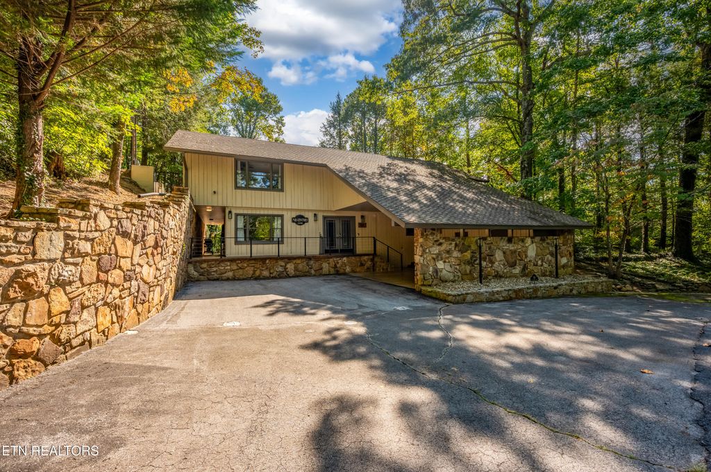 Photo of 366 Saint Andrews Way, Gatlinburg, TN 37738 (MLS # 1316709)