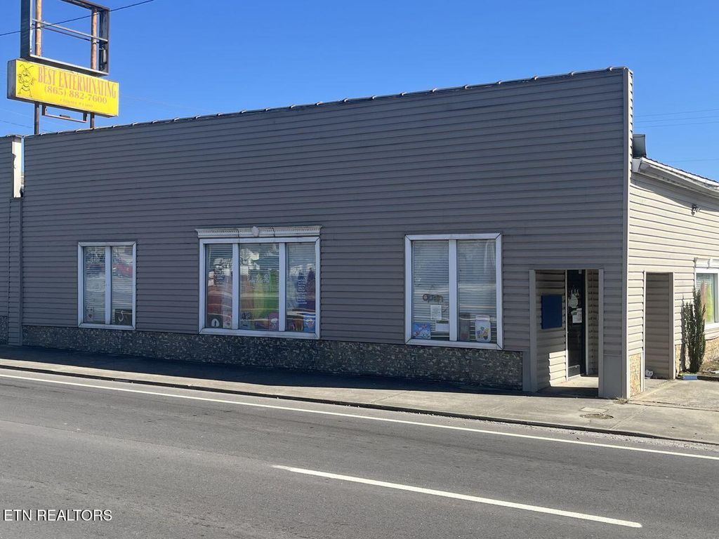 Photo of 118 N Roane St, Harriman, TN 37748 (MLS # 1324496)