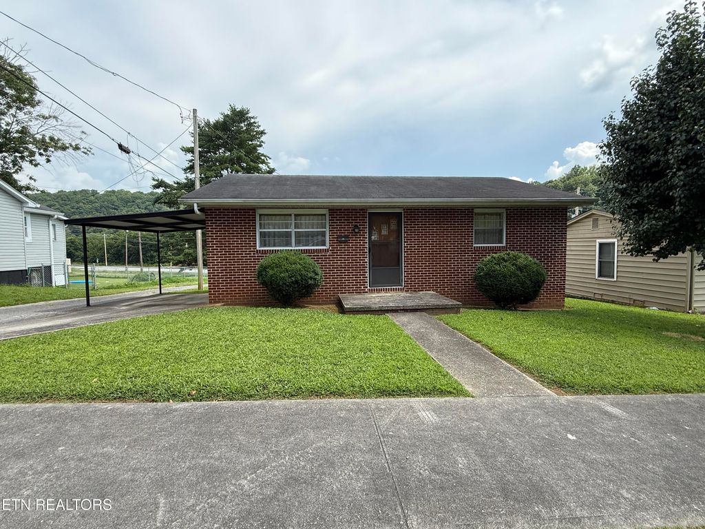 Photo of 410 Clifty St, Harriman, TN 37748 (MLS # 1307929)