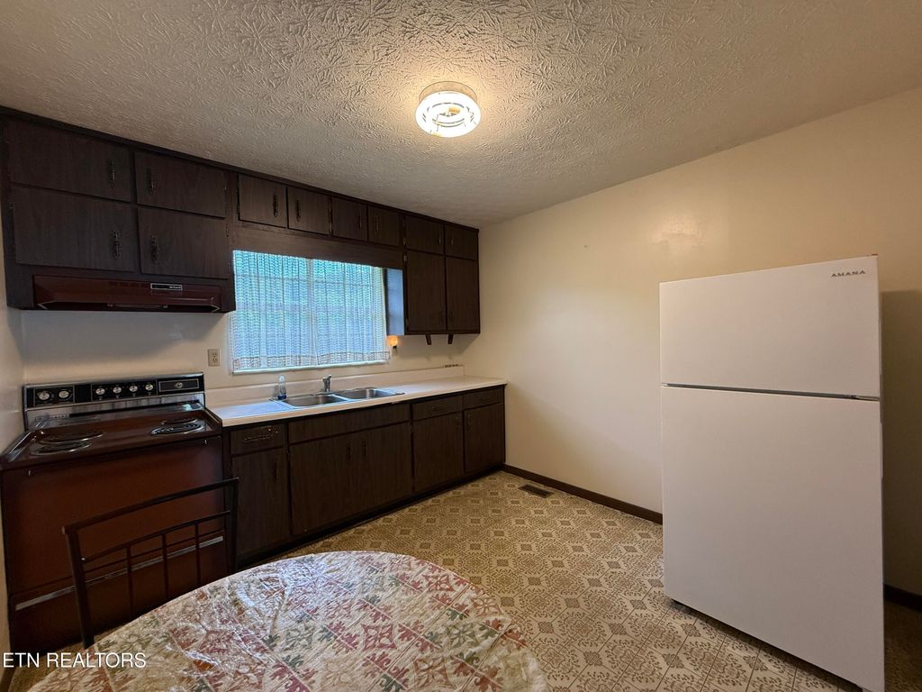 Photo of 410 Clifty St, Harriman, TN 37748 (MLS # 1307929)