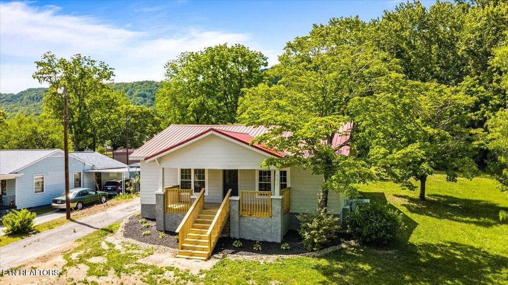 Photo of 922 W Central Ave, LaFollette, TN 37766 (MLS # 1341050)