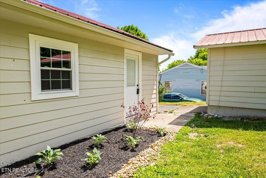 Photo of 922 W Central Ave, LaFollette, TN 37766 (MLS # 1341050)