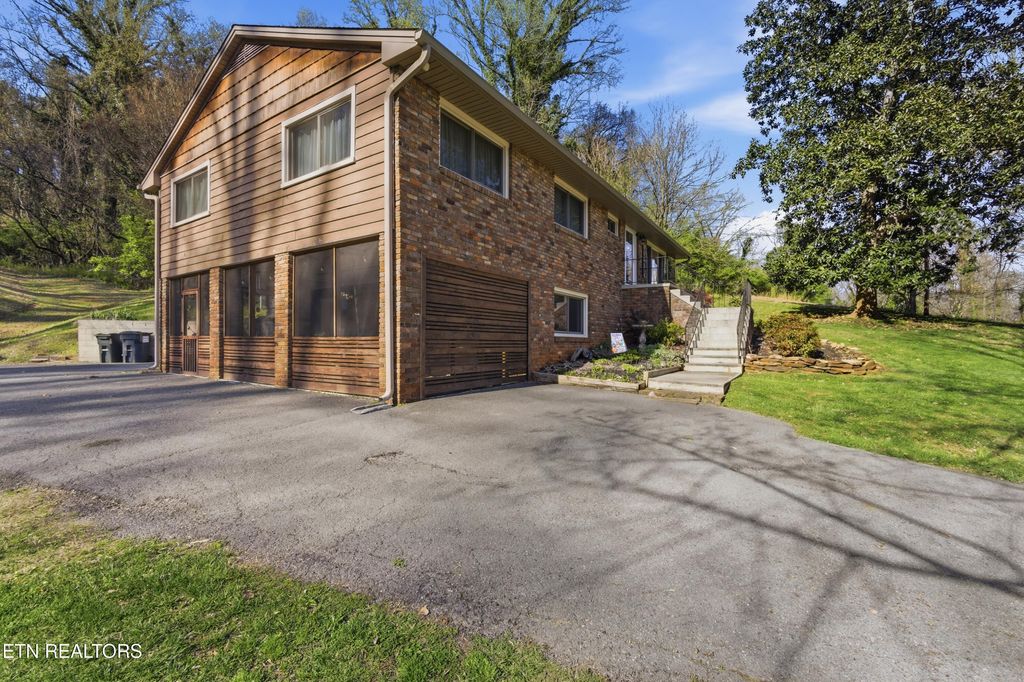 Photo of 402 Bluff Rd, Kingston, TN 37763 (MLS # 1333998)