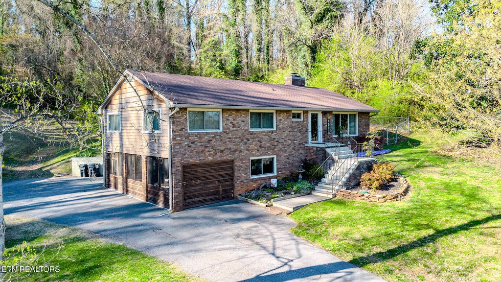 Photo of 402 Bluff Rd, Kingston, TN 37763 (MLS # 1333998)