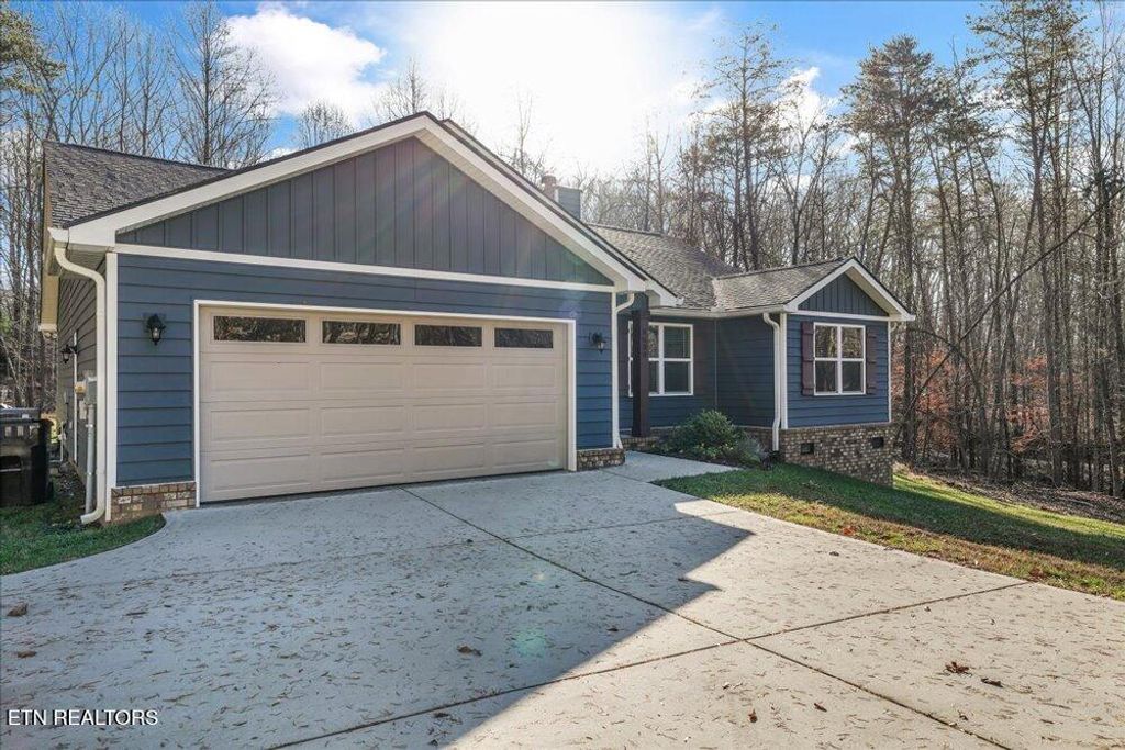 Photo of 8600 Lakeland Drive, Lenoir City, TN 37772 (MLS # 1324126)