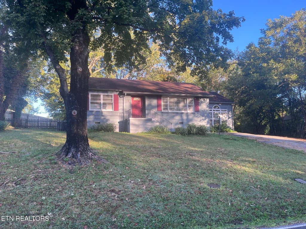 Photo of 1109 Glenoaks Drive, Knoxville, TN 37918 (MLS # 1357998)