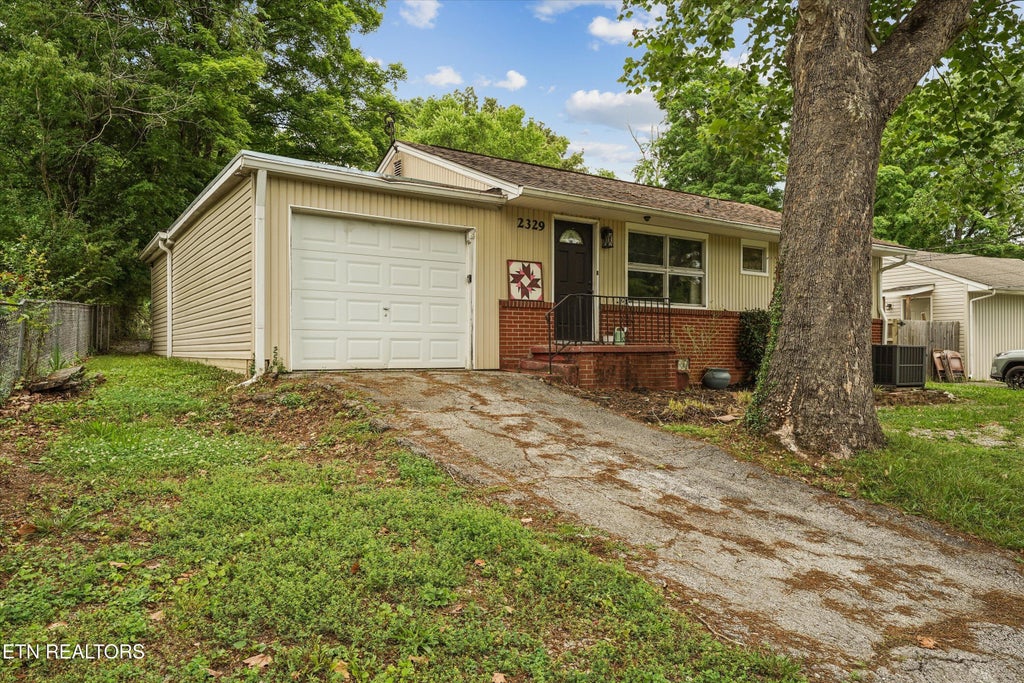 Photo of 2329 Peachtree St, Knoxville, TN 37920 (MLS # 1352195)