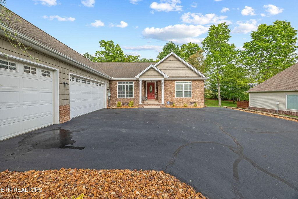 Photo of 520 E Deer Creek Drive, Crossville, TN 38571 (MLS # 1326403)