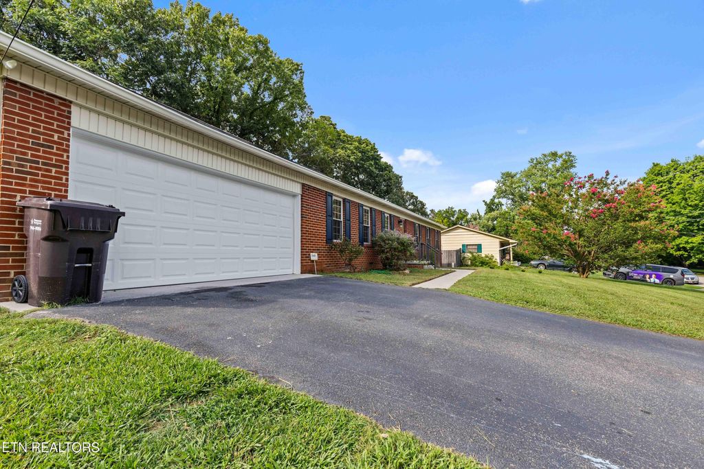 Photo of 12105 W Kingsgate Rd, Knoxville, TN 37934 (MLS # 1341021)