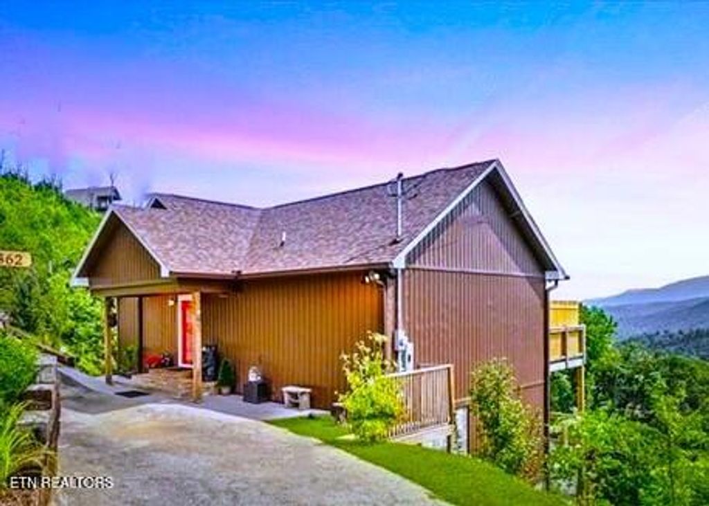 Photo of 862 Sourwood Drive, Gatlinburg, TN 37738 (MLS # 1331586)