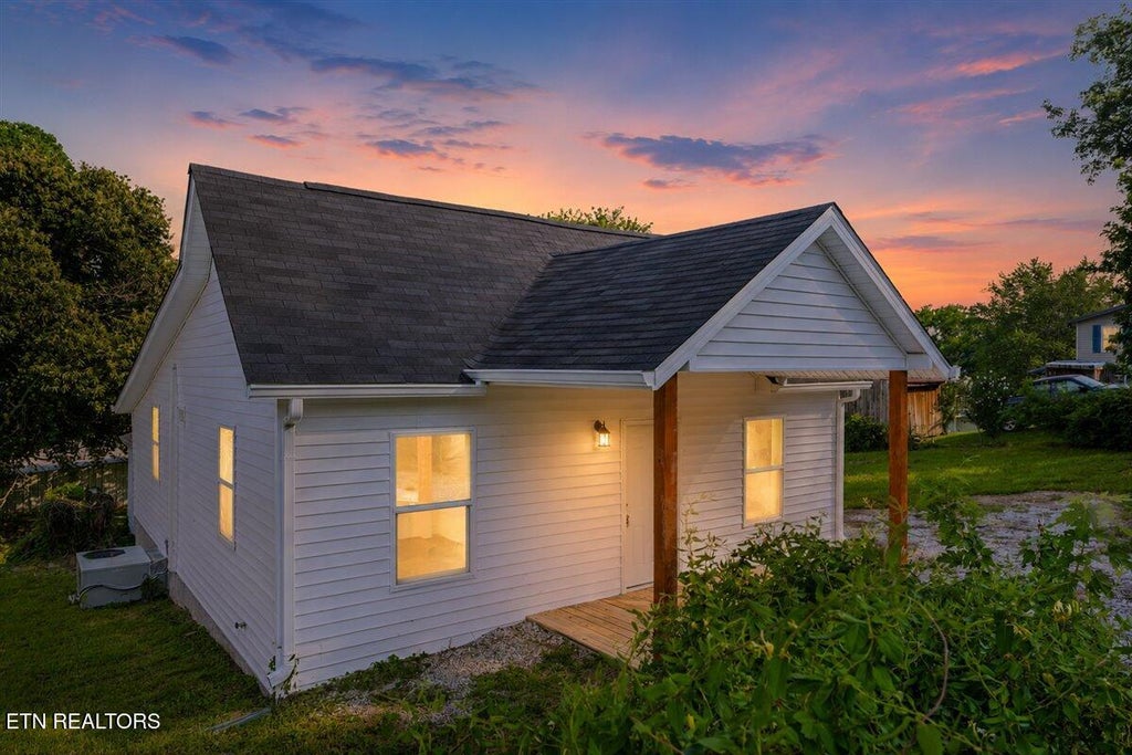 Photo of 608 E Walden St, LaFollette, TN 37766 (MLS # 1350123)
