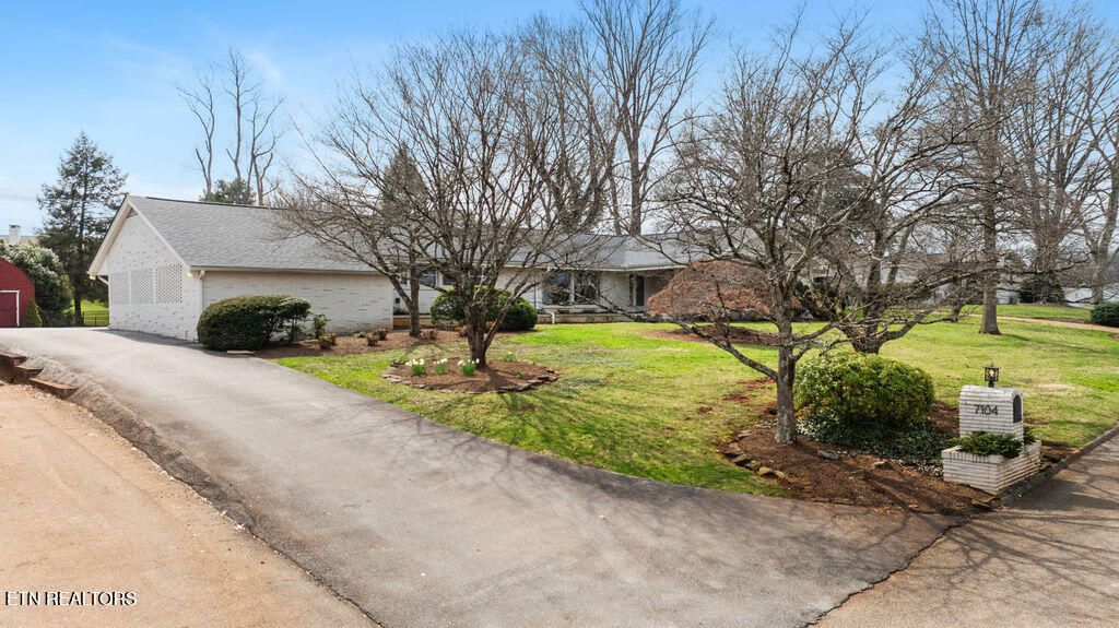 Photo of 7104 Cresthill Drive, Knoxville, TN 37919 (MLS # 1333024)