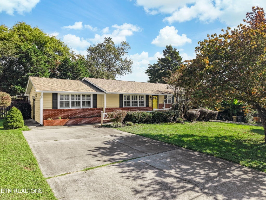 Photo of 5620 Scenichills Rd, Knoxville, TN 37912 (MLS # 1358932)