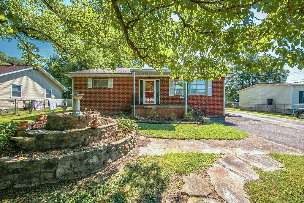 Photo 1 of 29 — 110 Vann Drive, Harriman, TN 37748