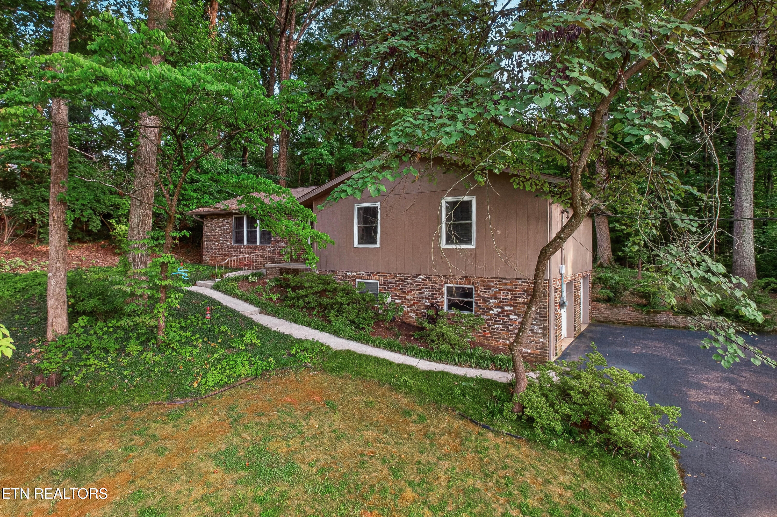 6933 Riverwood Drive