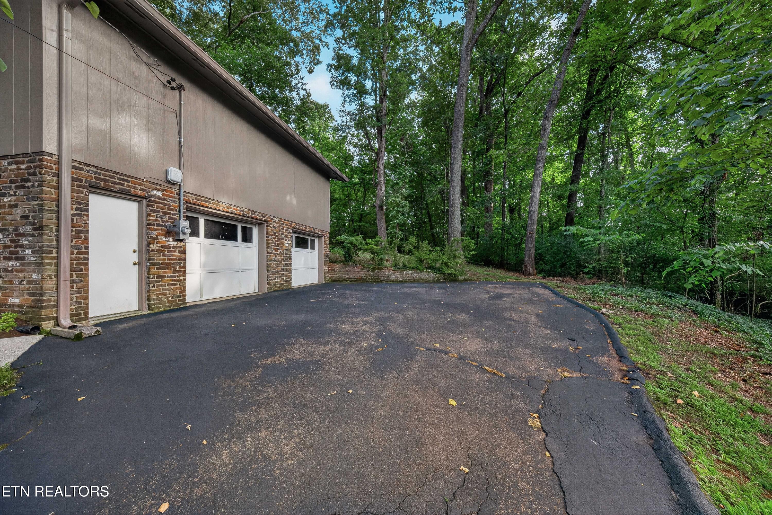 6933 Riverwood Drive