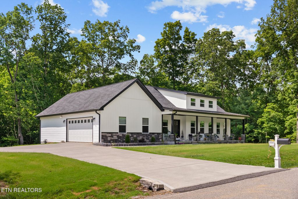 Photo of 1068 Cumberland View Drive, Crossville, TN 38571 (MLS # 1348025)