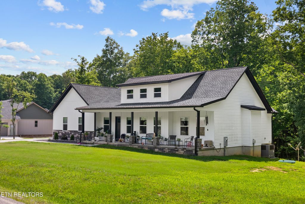 Photo of 1068 Cumberland View Drive, Crossville, TN 38571 (MLS # 1348025)
