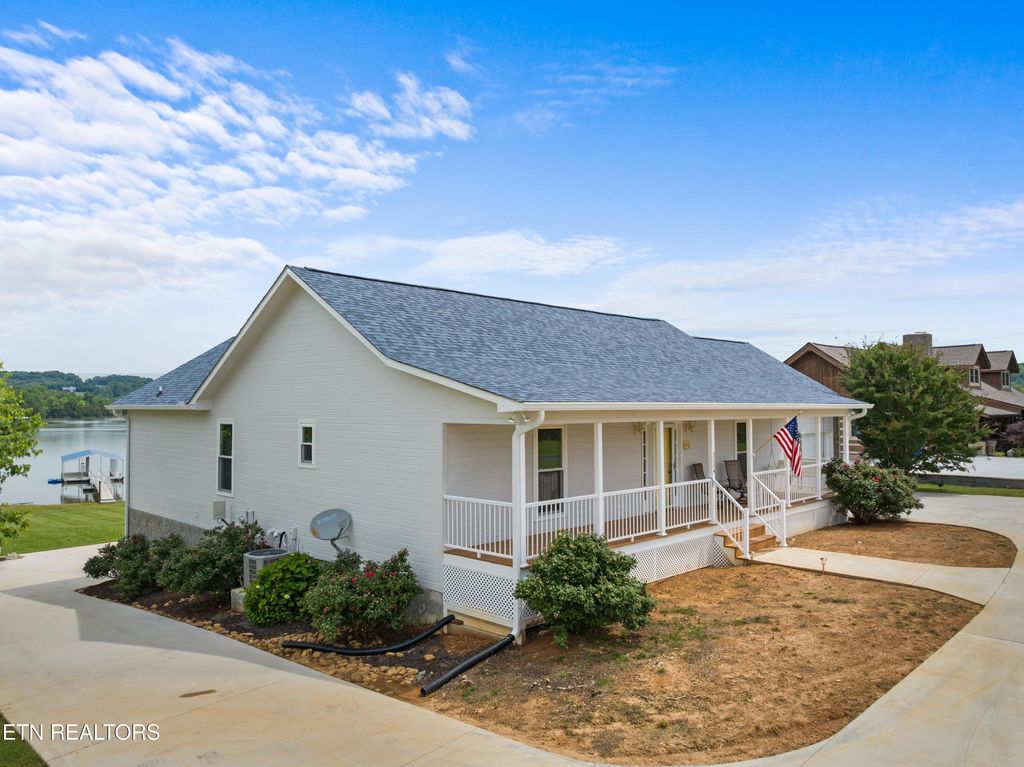 Photo of 1114 Lake Ridge Drive, Dandridge, TN 37725 (MLS # 1302067)