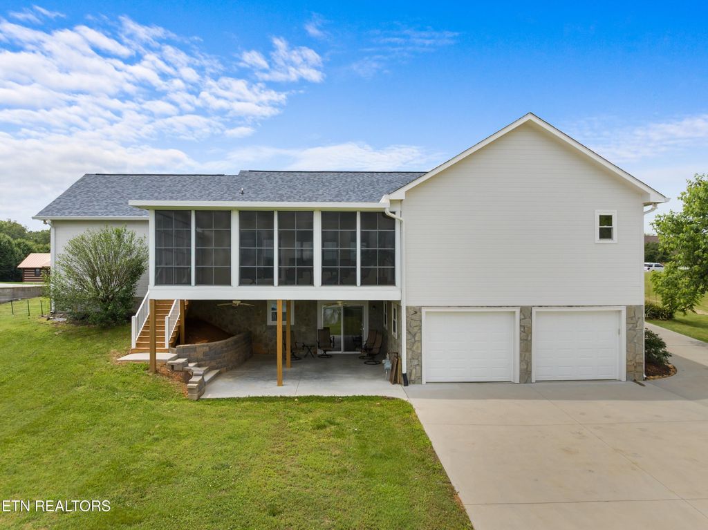 Photo of 1114 Lake Ridge Drive, Dandridge, TN 37725 (MLS # 1302067)