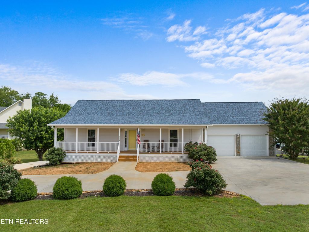 Photo of 1114 Lake Ridge Drive, Dandridge, TN 37725 (MLS # 1302067)