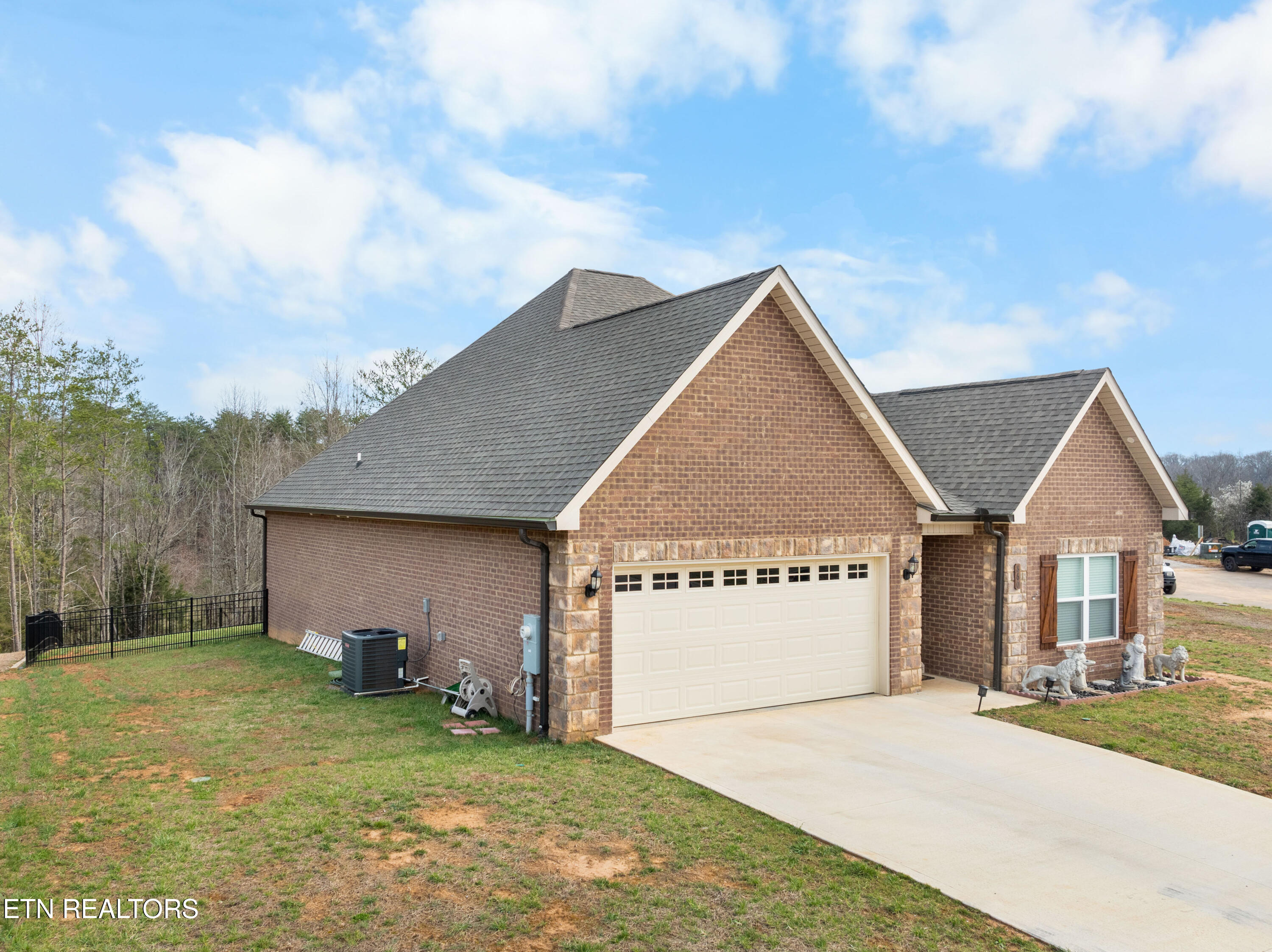 860 Pinebrooke Drive