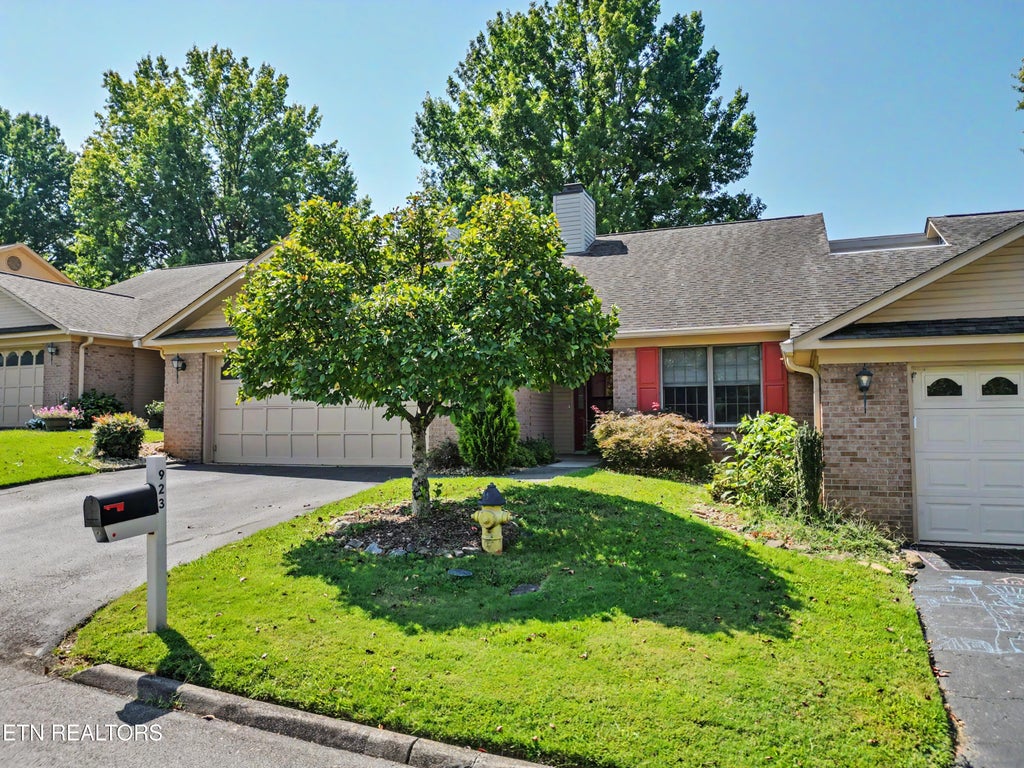 Photo of 923 Portsmouth Circle, Maryville, TN 37803 (MLS # 1353889)