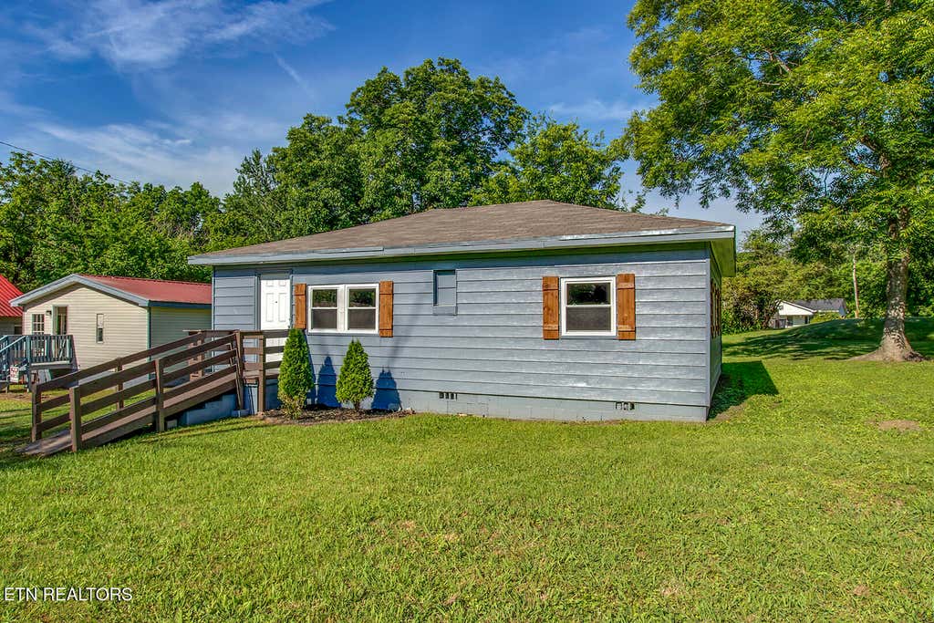 Photo of 324 N Georgia Ave, Etowah, TN 37331 (MLS # 1342225)