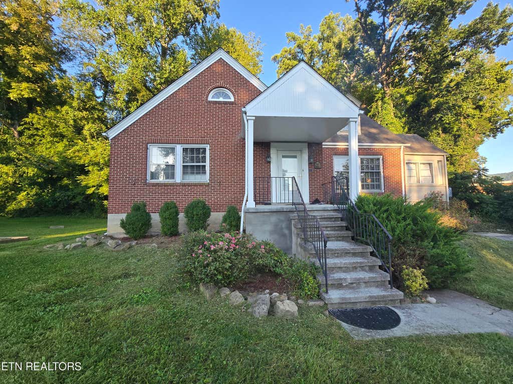 Photo of 400 Gloucester Ave, Middlesboro, KY 40965 (MLS # 1350232)