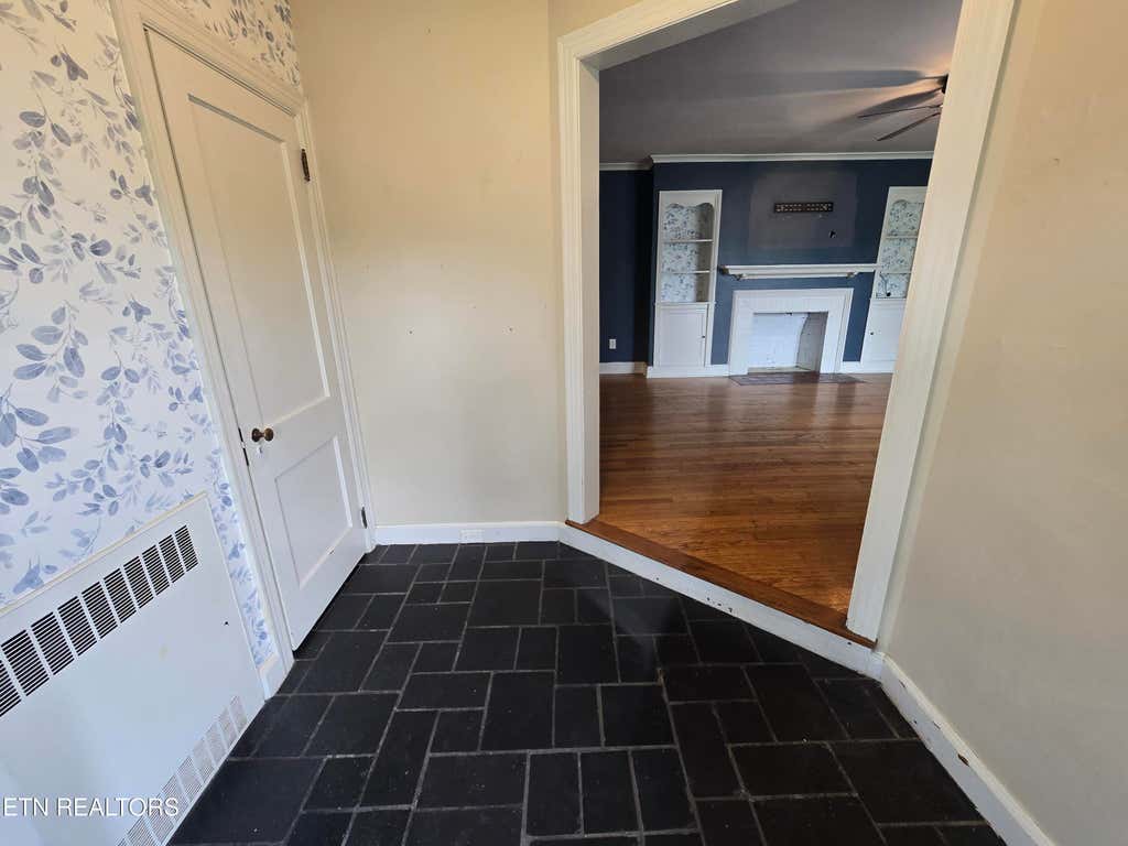 Photo of 400 Gloucester Ave, Middlesboro, KY 40965 (MLS # 1350232)