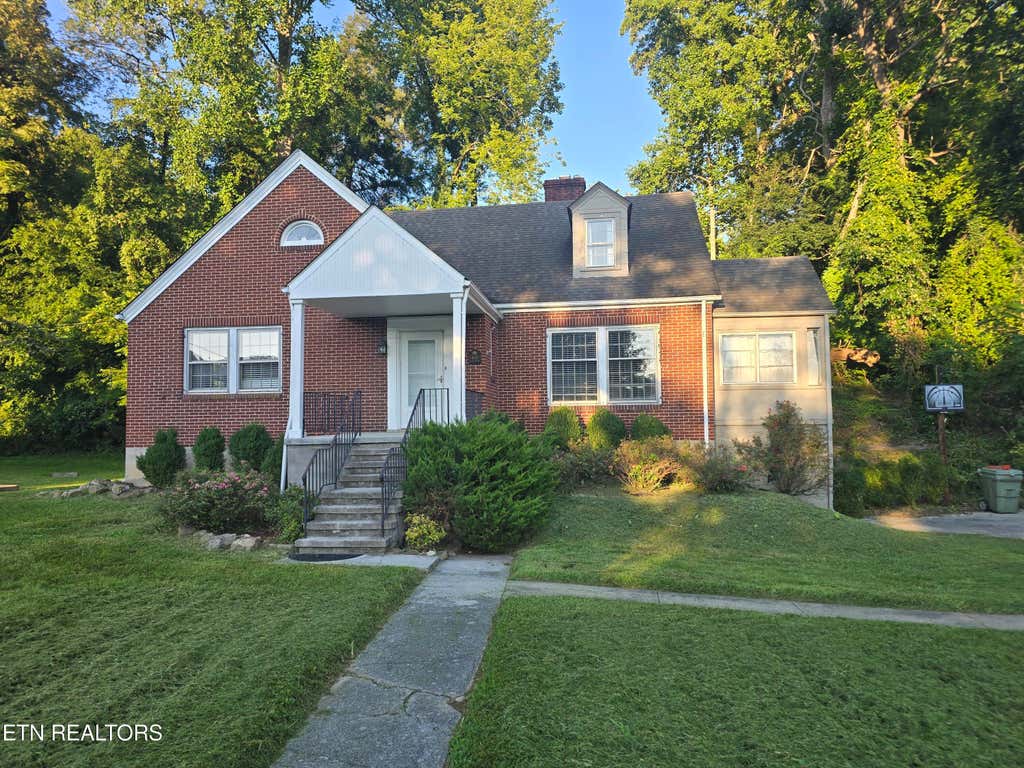 Photo of 400 Gloucester Ave, Middlesboro, KY 40965 (MLS # 1350232)