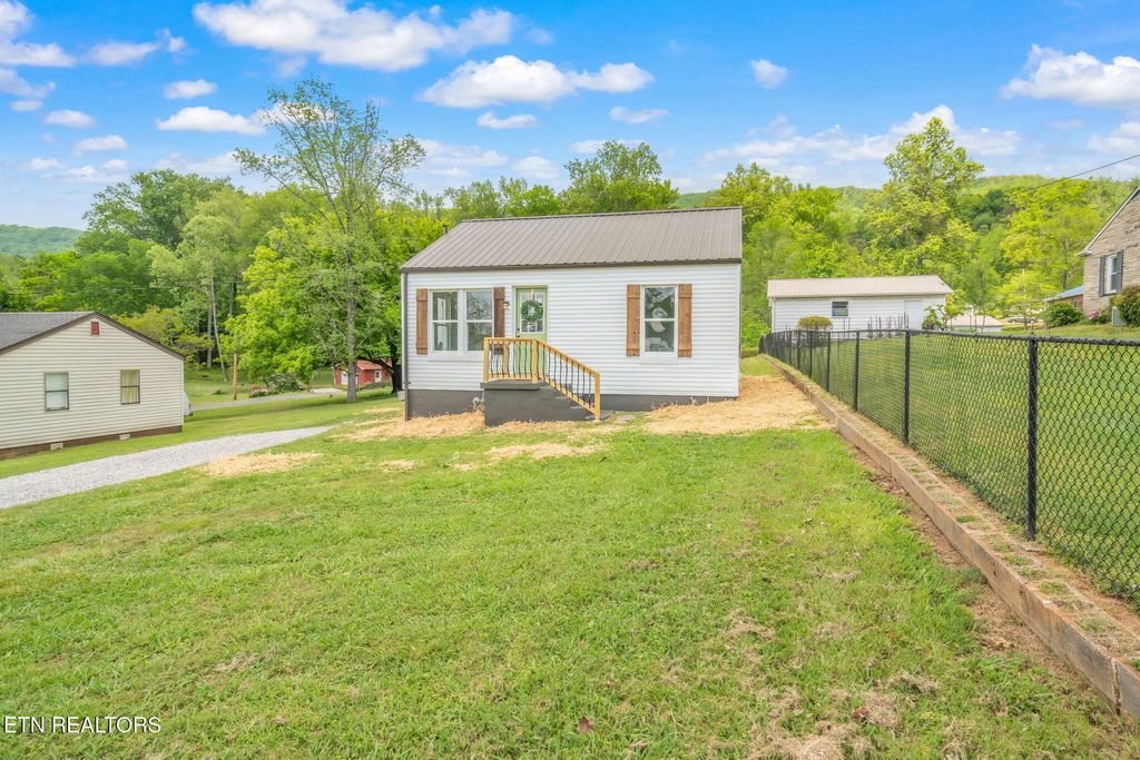 Photo of 309 Evergreen St, Harriman, TN 37748 (MLS # 1299554)