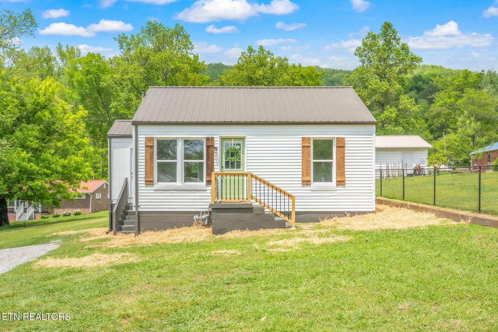 Photo of 309 Evergreen St, Harriman, TN 37748 (MLS # 1299554)