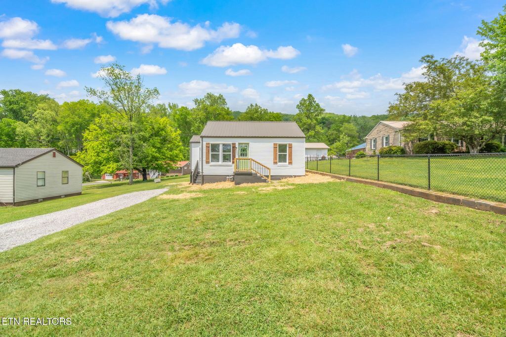 Photo of 309 Evergreen St, Harriman, TN 37748 (MLS # 1299554)