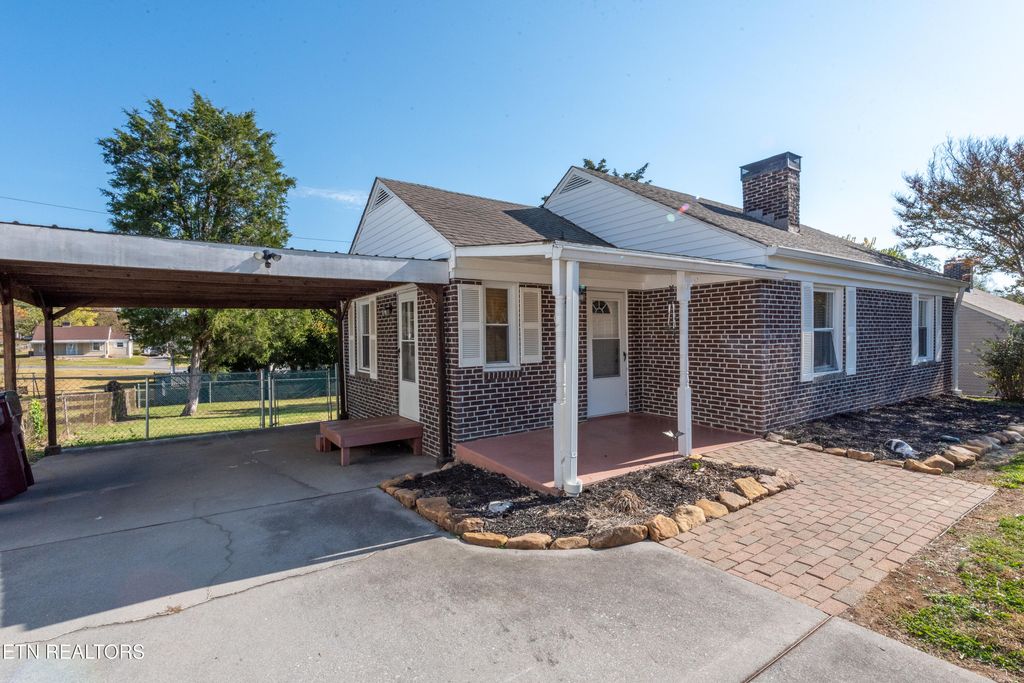 Photo of 214 Hemlock St, Alcoa, TN 37701 (MLS # 1280755)