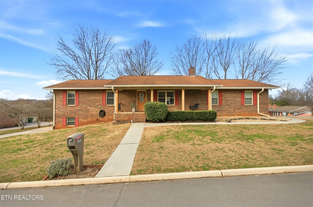 Photo of 1501 Woodbury Court, Maryville, TN 37803 (MLS # 1327365)