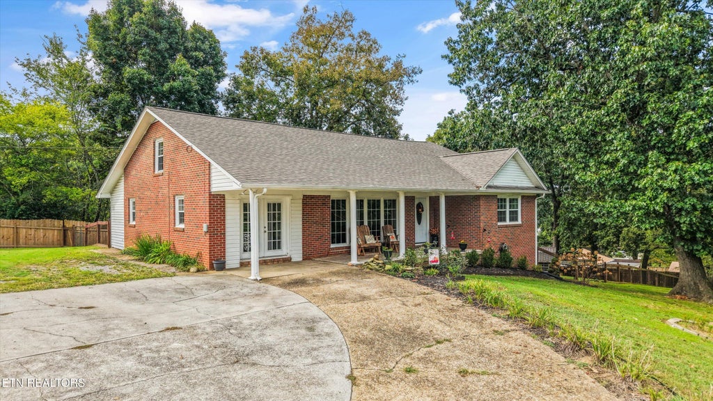 Photo of 204 Doyle St, Lenoir City, TN 37771 (MLS # 1356746)