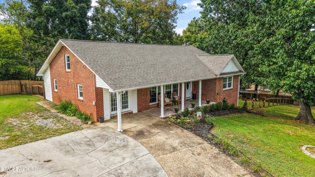 Photo of 204 Doyle St, Lenoir City, TN 37771 (MLS # 1356746)