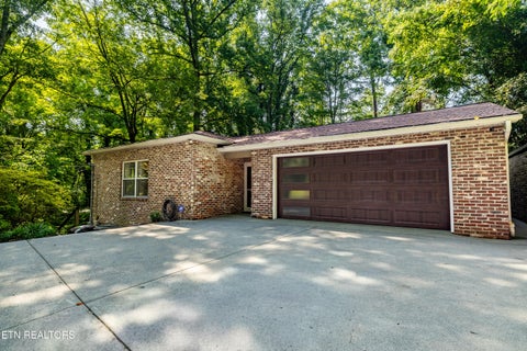 Photo of 2513 SW Lakemoor Drive, Knoxville, TN 37920 (MLS # 1337428)