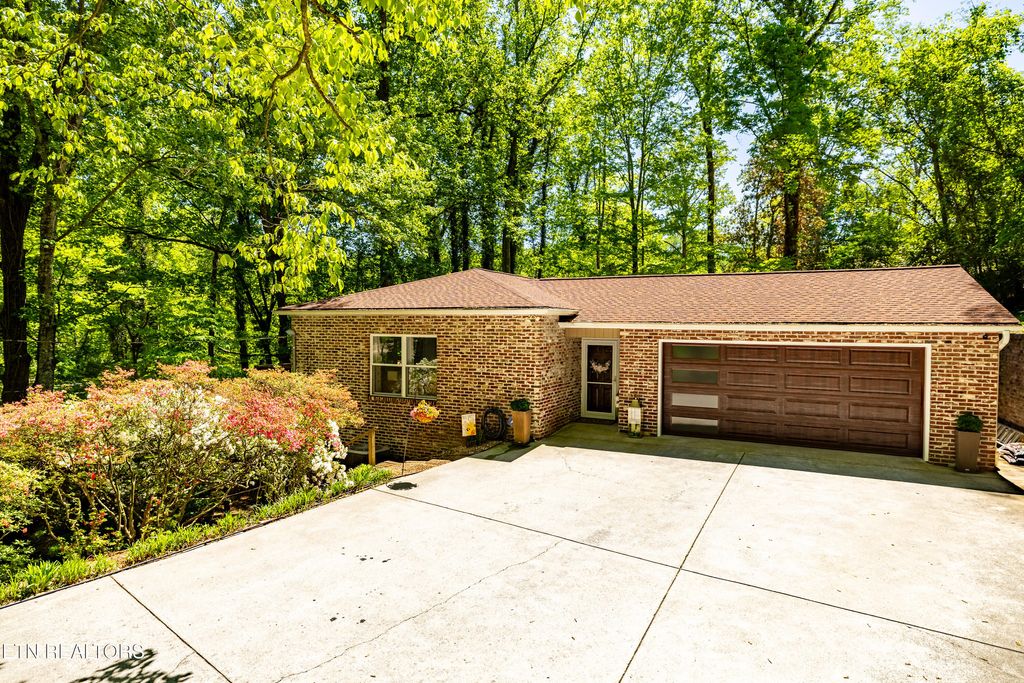 Photo of 2513 SW Lakemoor Drive, Knoxville, TN 37920 (MLS # 1337428)